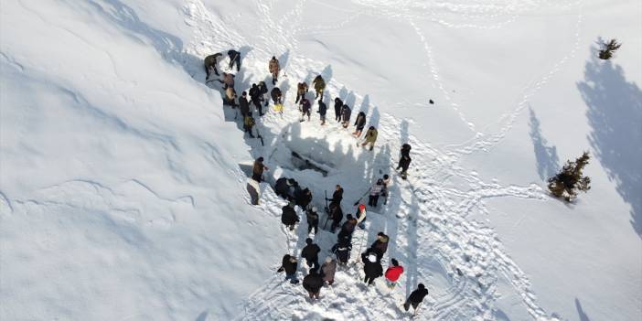 Konya'daki Cula Deliği'nde def eşliğinde hummalı çalışma