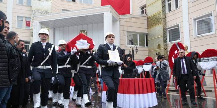 Şehit iki polisin cenazeleri memleketlerine uğurlandı