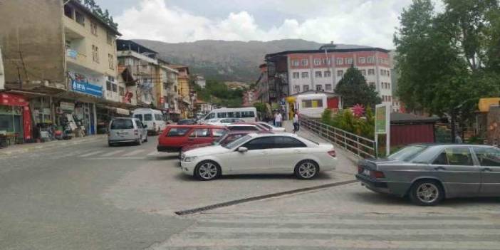 Adres sordukları 17 yaşındaki genci öldürüp, bir kişiyi bıçakladılar