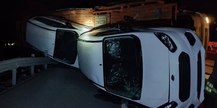 Konya’da sıfır araçları taşıyan TIR devrildi