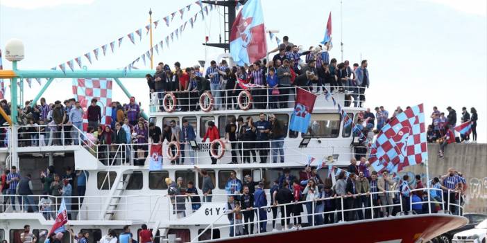 Trabzonspor şampiyonluğu kutluyor