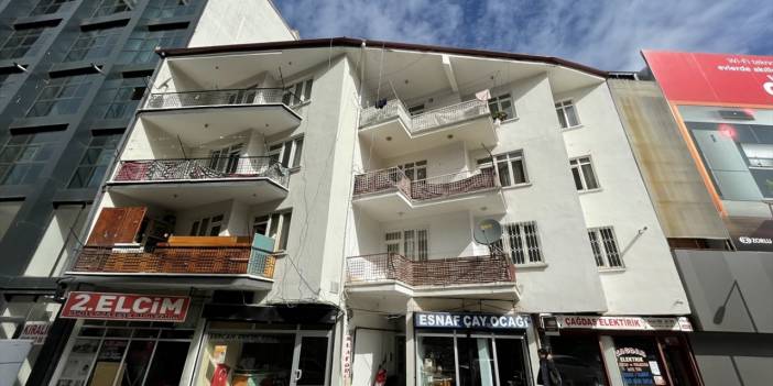 Eşini bıçaklayarak, çocuklarını da balkondan atarak öldürdü