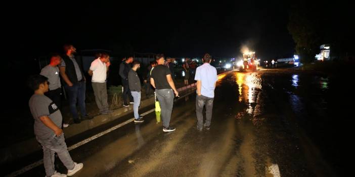 Sağanak sele neden oldu, kara yolları ulaşıma kapandı