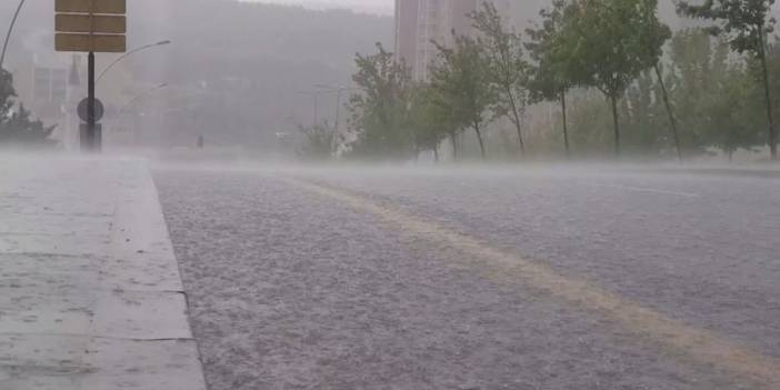 Sağanak yağmur yolları göle çevirdi, ev ve işyerlerini su bastı