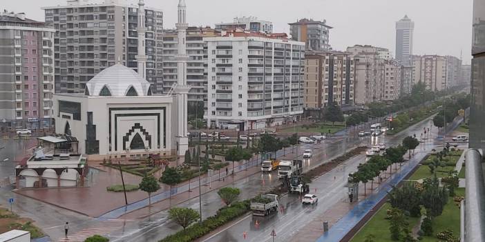 Tahminler tuttu, Konya’da sağanak yağmur etkili oluyor