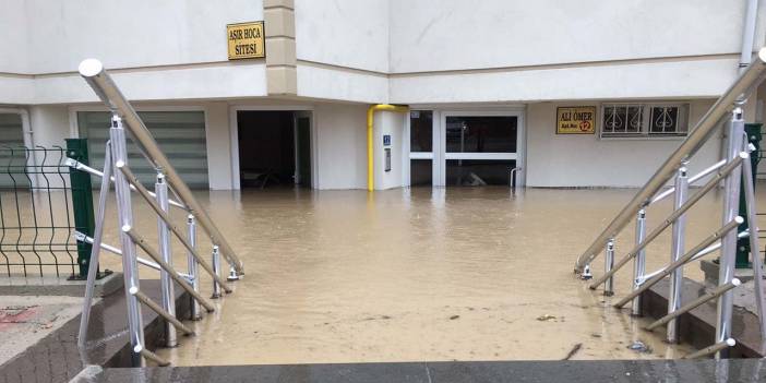 Konya’da ekipler alarmda! Zemin katını su basan binada mahsur kalanlar var