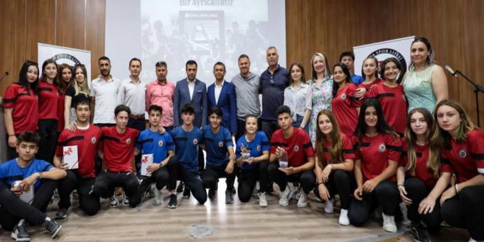 Başkan Fatih Özgökçen öğrencilerin karne heyecanına ortak oldu