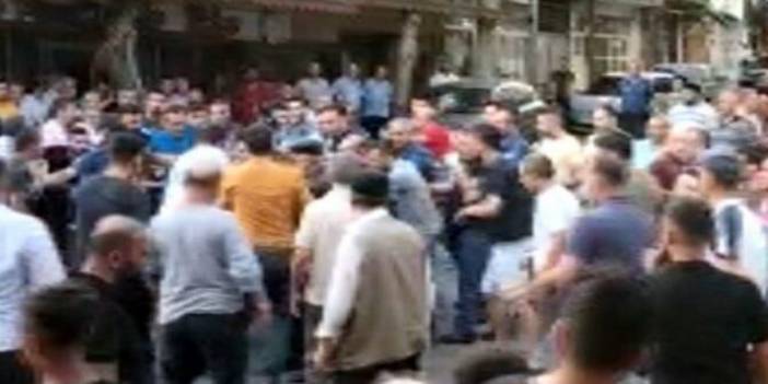 Polise saldıranları linç edilmekten polis kurtardı