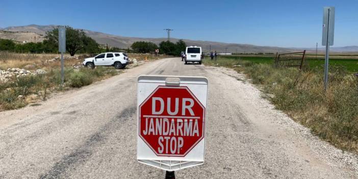 Karısını taciz eden adamı öldürüp, cesedini köyün girişine attı