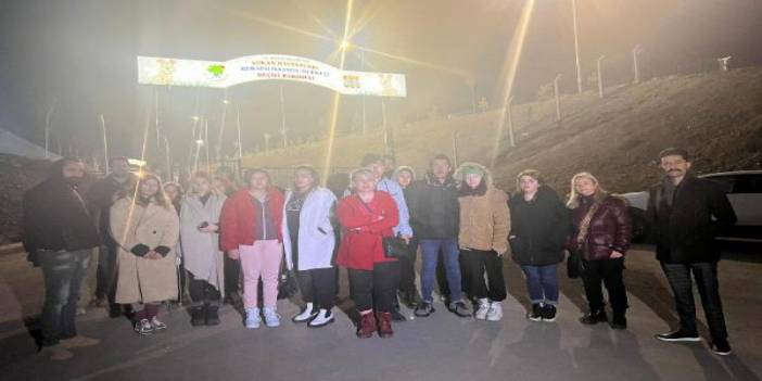 Köpeklere işkence iddiasıyla barınak önünde eylem yaptılar