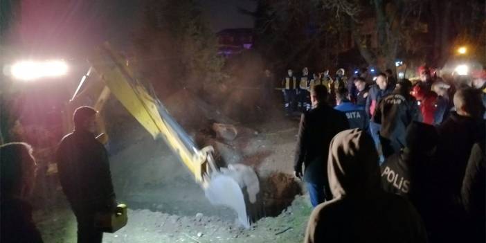 Baba ve 2 yaşındaki oğlu 50 metrelik kuyuya düştü