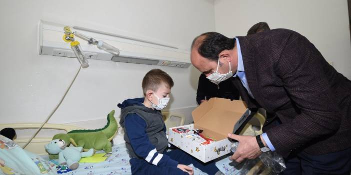 Konya’da hastanedeki çocuklar unutulmadı! Başkan Altay, şivlilik dağıtıp moral verdi