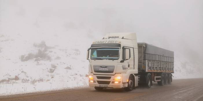 Konya - Antalya yolunda kar kalınlığı 25 santimetreye ulaştı