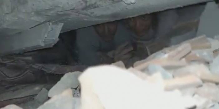 Depremde bina böyle yıkıldı, enkaz altında kalan aile yardım istedi