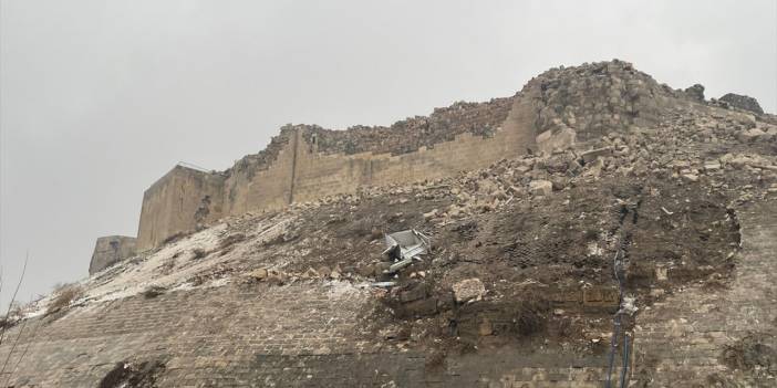 Tarihi Gaziantep Kalesi depremde yıkıldı