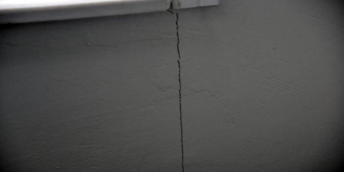 7,7 şiddetindeki depremde Karaman’da 12 katlı binada hasar oluştu