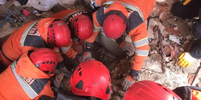 Konya ekibi enkazdan bir kişiyi daha kurtardı