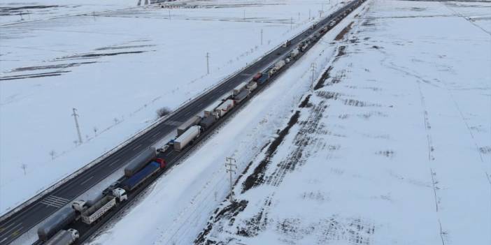 Konya'da deprem bölgesine giden yardım TIR’ı yoğunluğu yaşanıyor