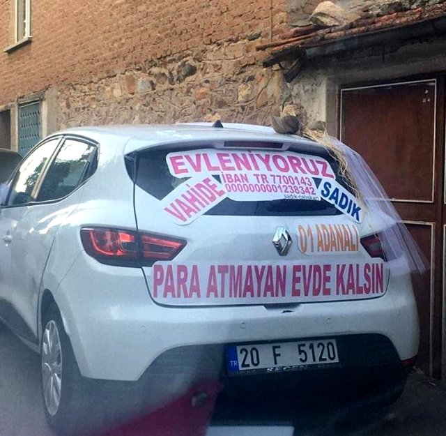 gelin-arabasinin-arkasinda-gulduren-not-haber-dairesi.jpg