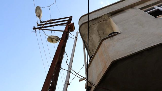 kacak-elektrik-cekmek-isterken-akima-kapildi-direkte-asili-kaldi.jpg