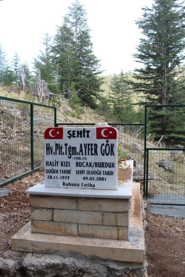 sehit-pilot-ayfer-gokun-kaza-yerindeki-mezari-koruma-altina-alindi-005.jpg