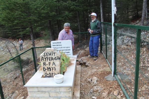 sehit-pilot-ayfer-gokun-kaza-yerindeki-mezari-koruma-altina-alindi.jpg