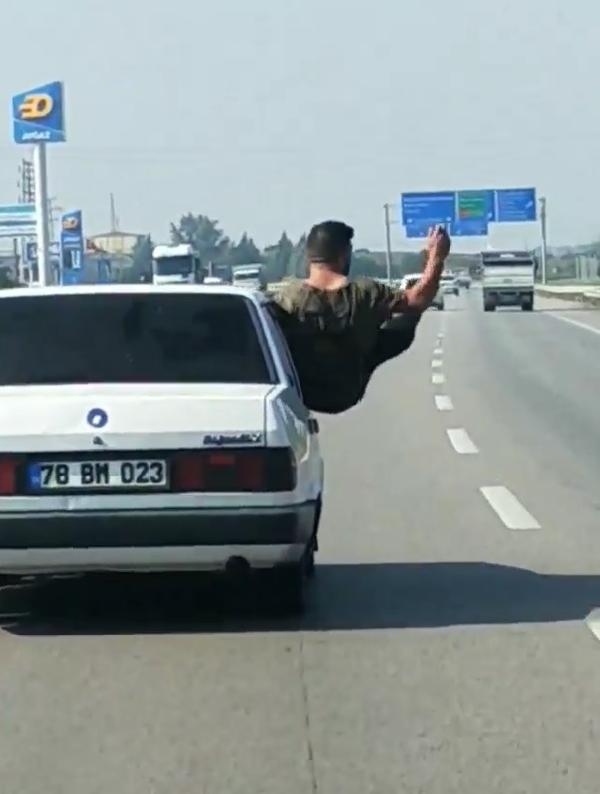 otomobilden-sarkip-bu-hareketleri-yapti-001.jpg