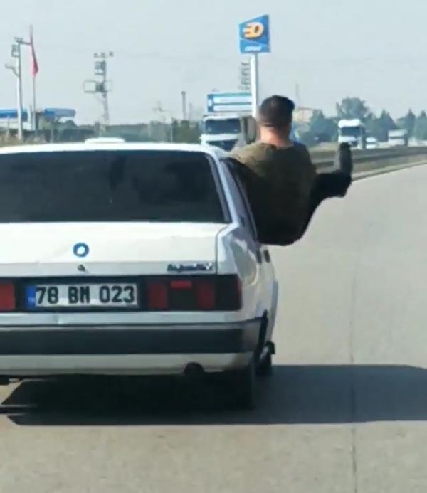 otomobilden-sarkip-bu-hareketleri-yapti.jpg