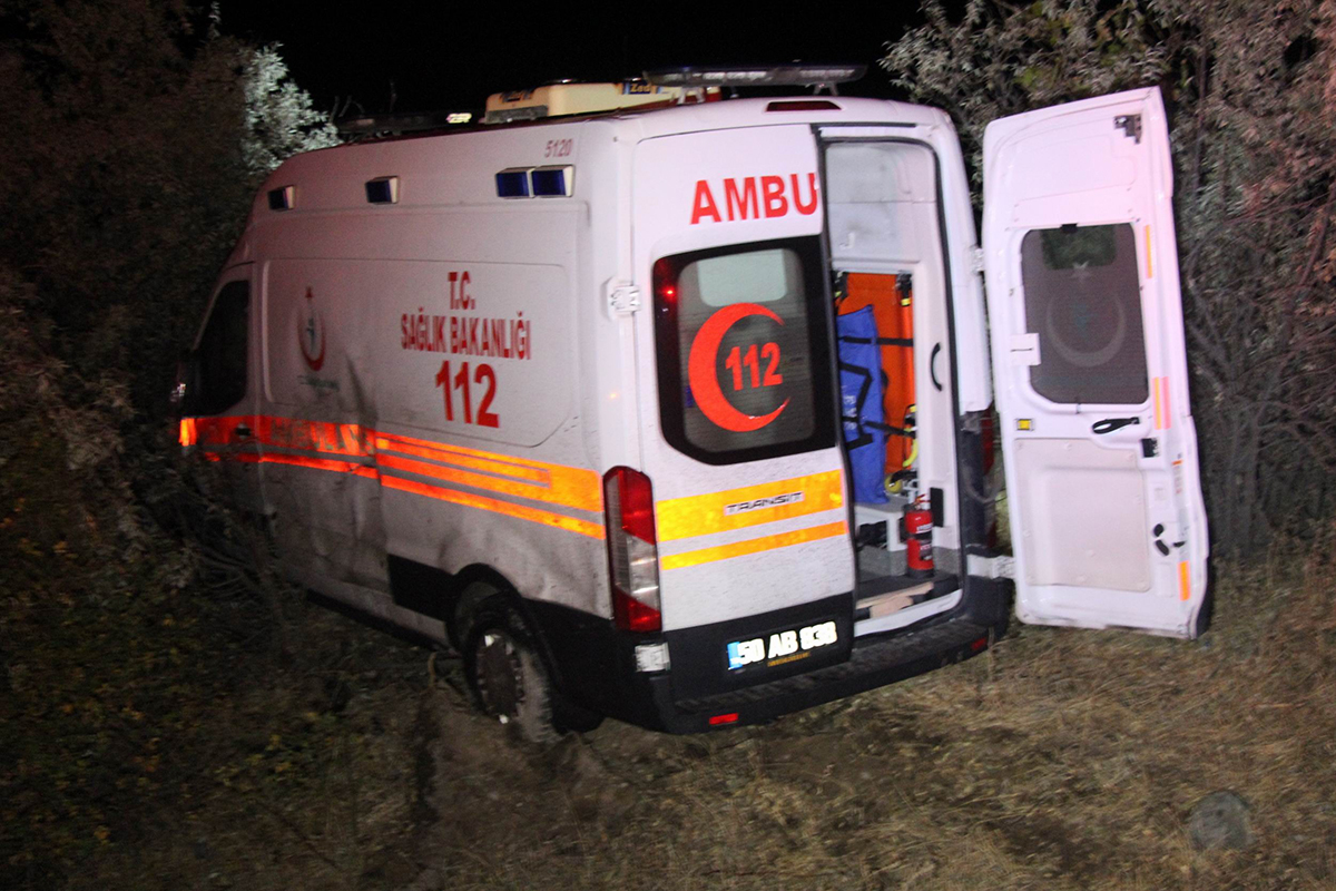 ambulansi-sollamaya-calisan-otomobil-karsi-yonden-gelen-kamyonetle-carpisti-4-olu-3-yarali-001.jpg