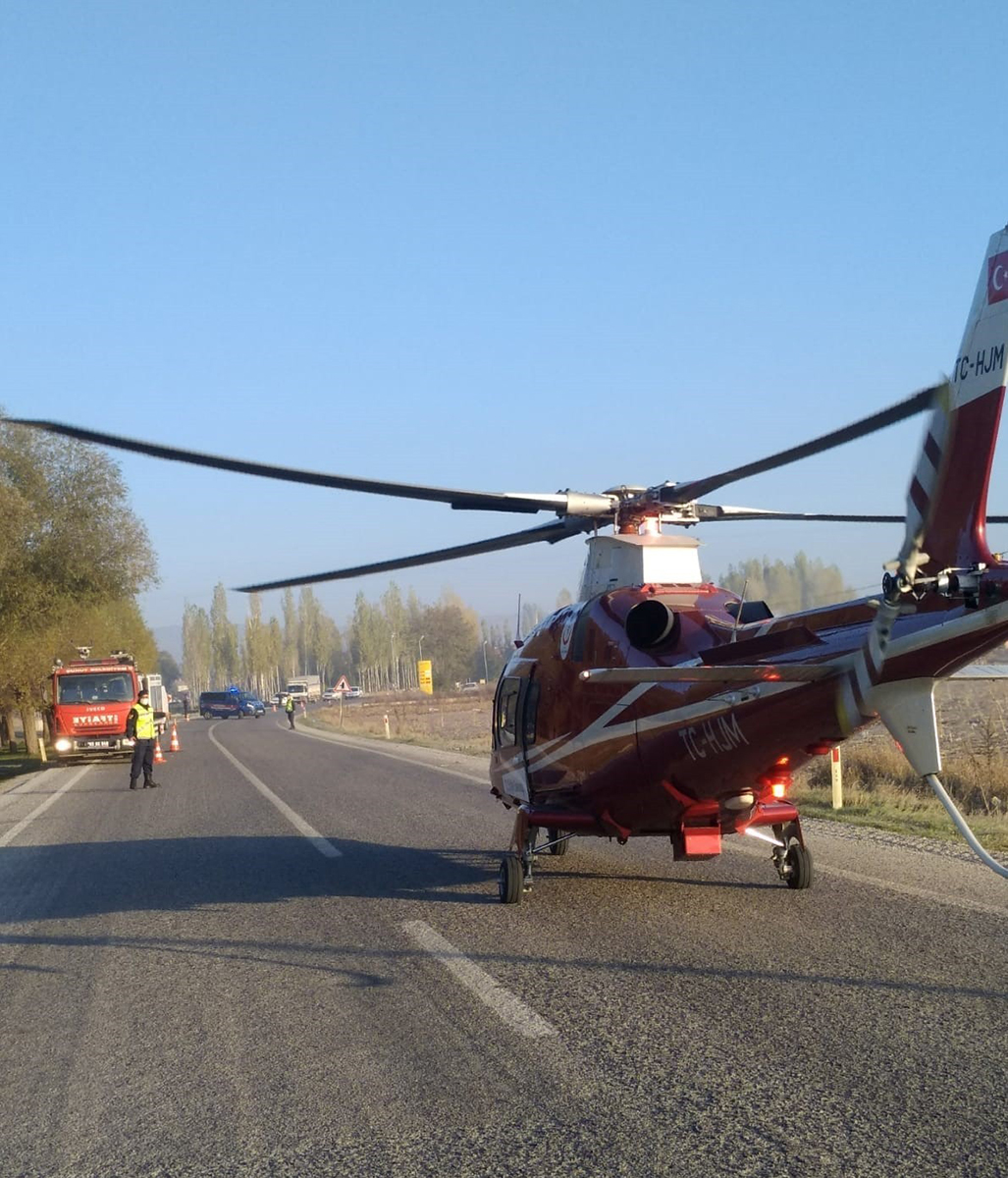 hava-ambulansi-agaca-carpan-otomobil-surucusu-icin-kara-yoluna-indi-002.jpg
