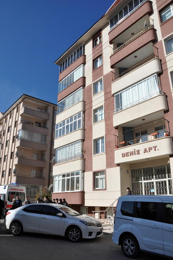 apartman-yoneticisi-tamirat-yapilan-catidan-dusup-oldu-002.jpg