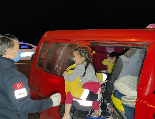 minibus-bariyere-carpti-7-yarali-esyalarin-altinda-kalan-2-cocuk-aglayinca-fark-edildi-004.jpg