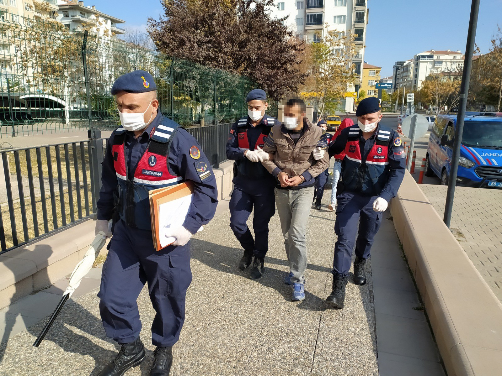 sucustu-yakalanan-suphelilerin-yakinlari-adliye-onunde-kadin-muhabiri-dovdu-002.jpg