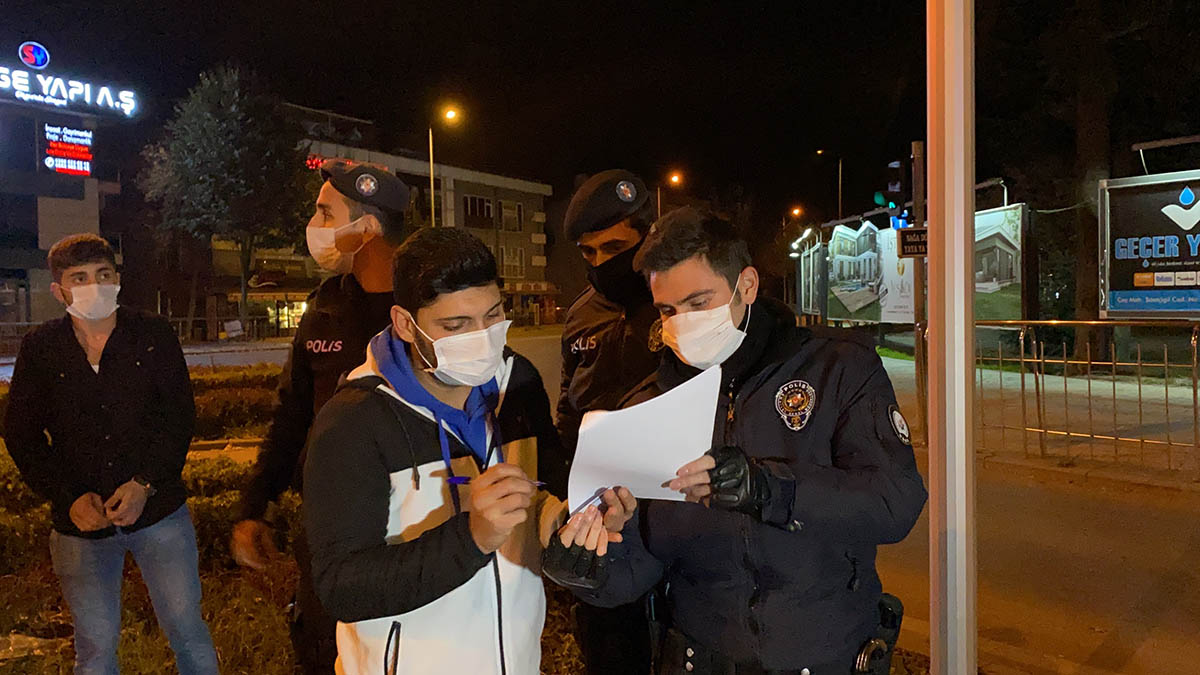 yasakta-sokaga-cikip-polisin-dur-ihtarina-uymadilar-20-bin-tl-ceza-yediler-003.jpg