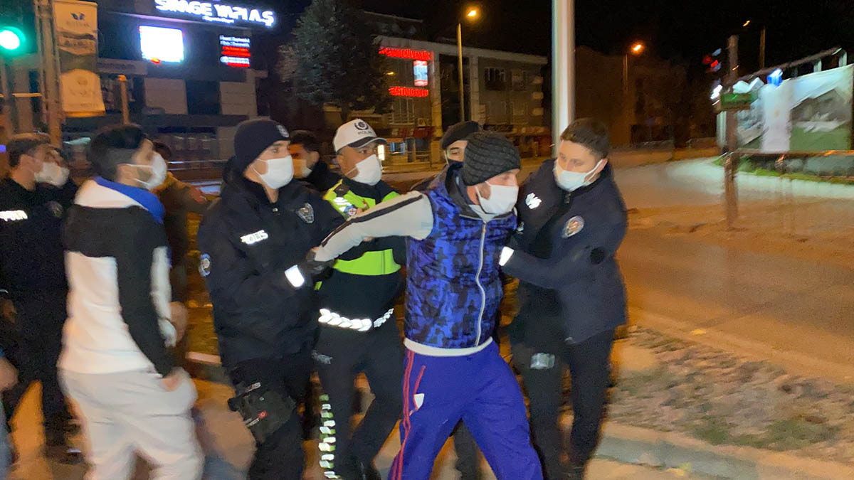 yasakta-sokaga-cikip-polisin-dur-ihtarina-uymadilar-20-bin-tl-ceza-yediler-004.jpg