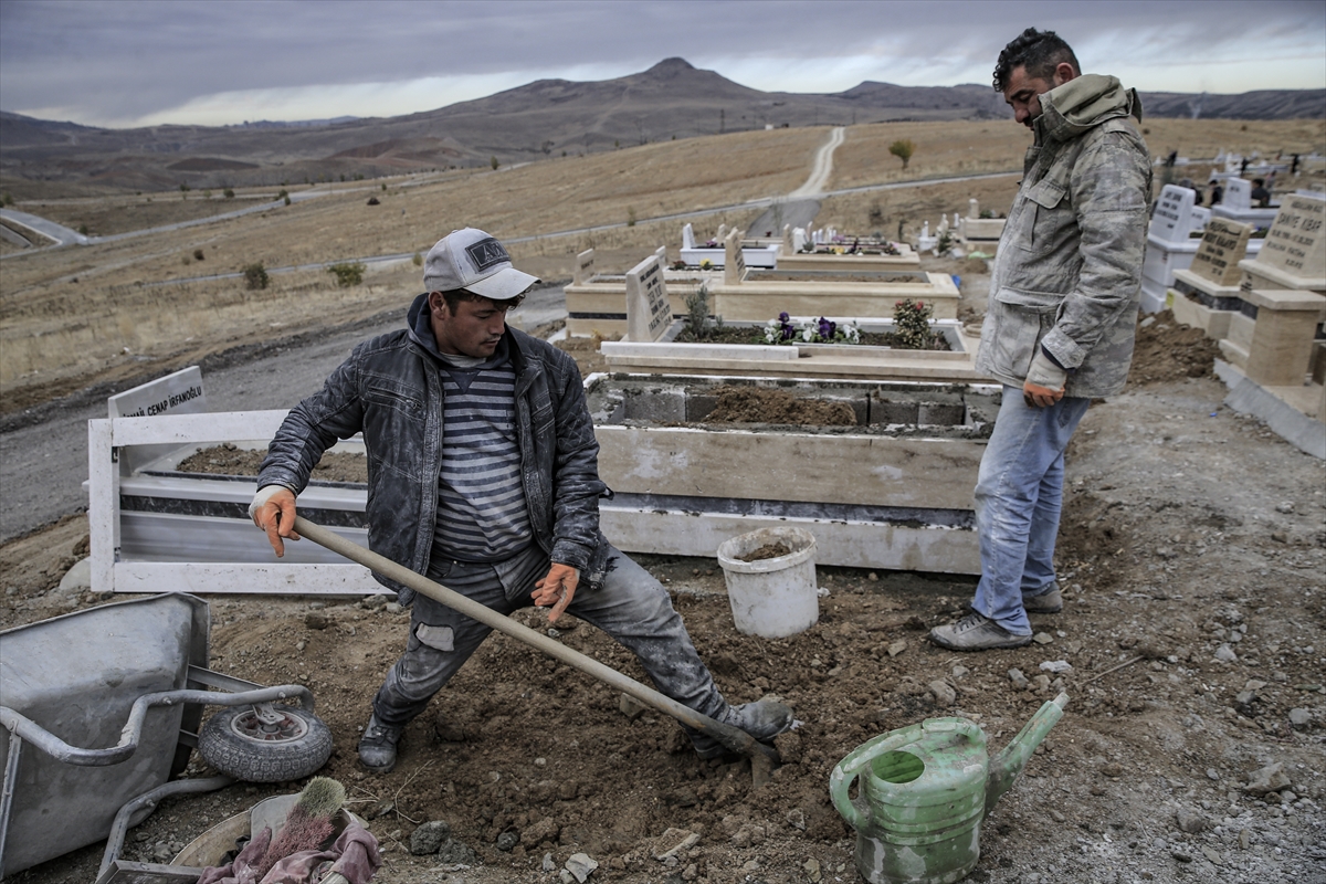 korkutan-goruntu-vaka-sayisinin-patladigi-sehrimizden-yeni-mezarlar-aciliyor-005.jpg