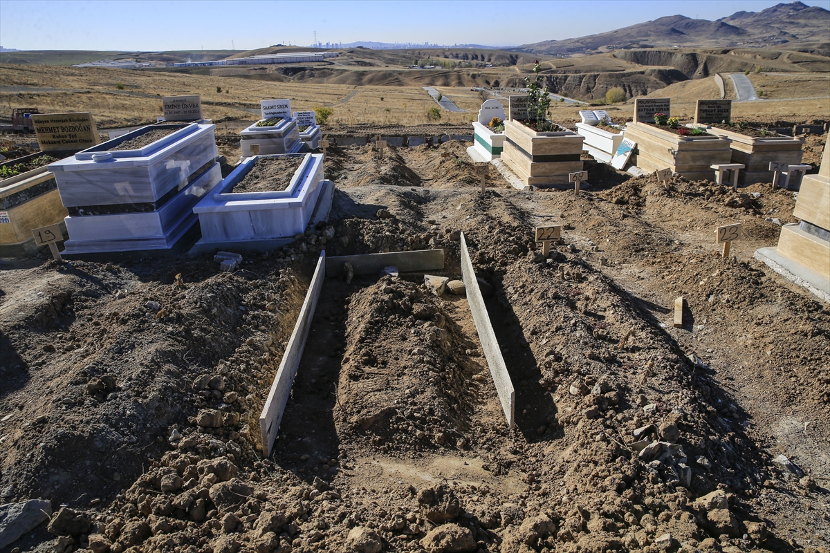 korkutan-goruntu-vaka-sayisinin-patladigi-sehrimizden-yeni-mezarlar-aciliyor-009.jpg