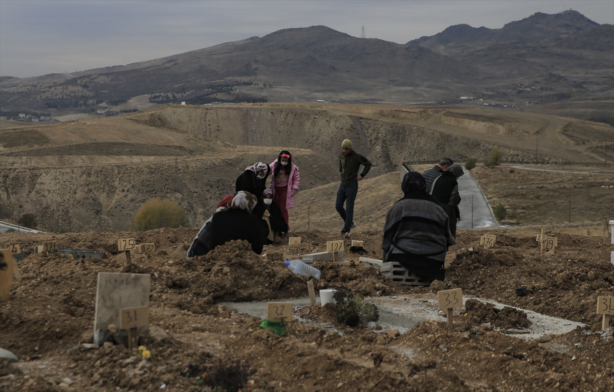 korkutan-goruntu-vaka-sayisinin-patladigi-sehrimizden-yeni-mezarlar-aciliyor-010.jpg