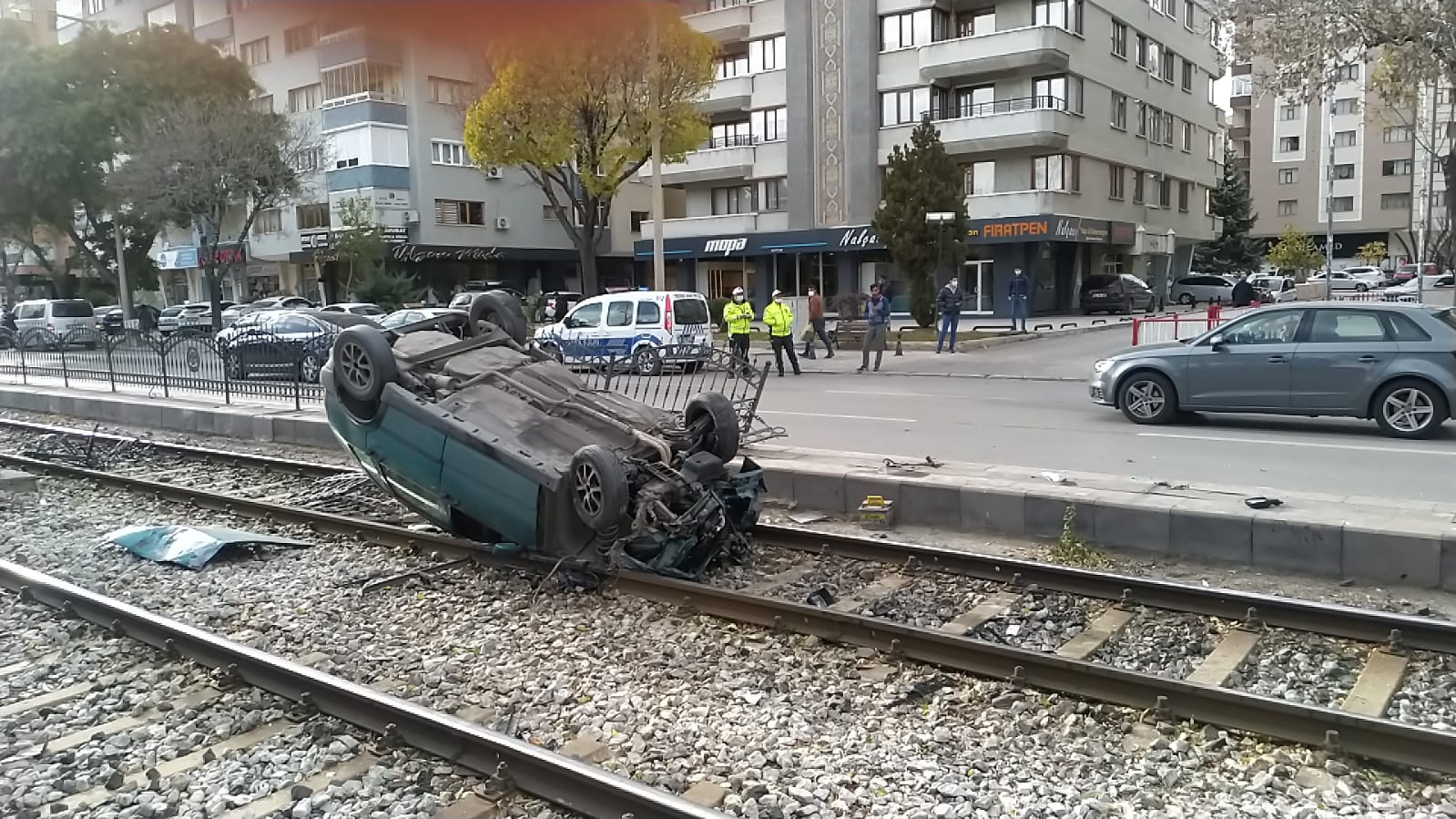 konyada-otomobil-tramvay-yoluna-devrildi-seferler-durdu-001.jpeg