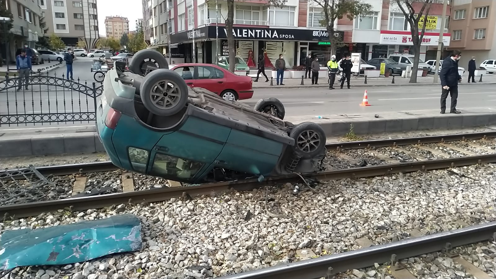 konyada-otomobil-tramvay-yoluna-devrildi-seferler-durdu.jpeg