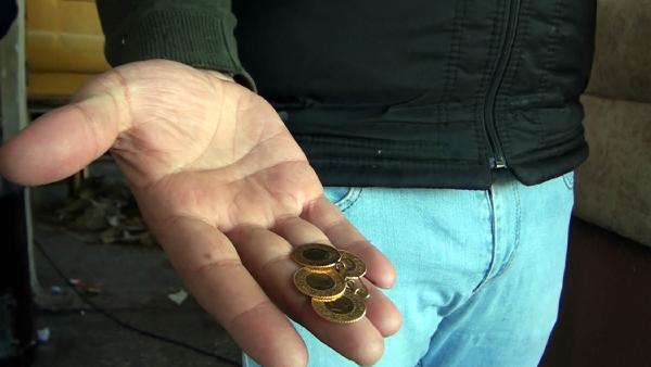 tamir-ettigi-koltugun-icinde-10-bin-liralik-altin-buldu-001.jpg