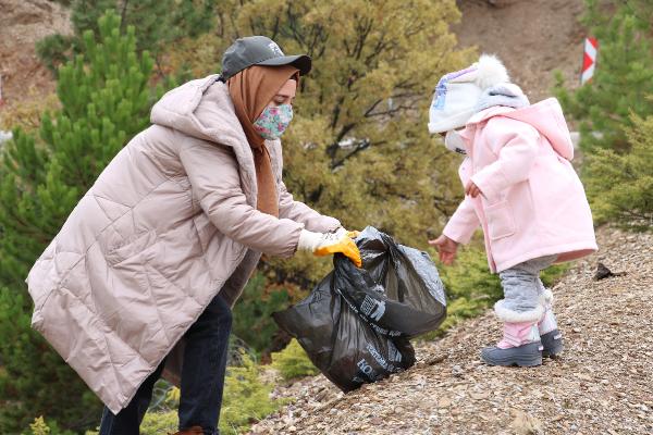en-guzel-en-temiz-beysehir-diyerek-yola-ciktilar-temizledikleri-yerlere-gulucuk-birakiyorlar-001.jpg