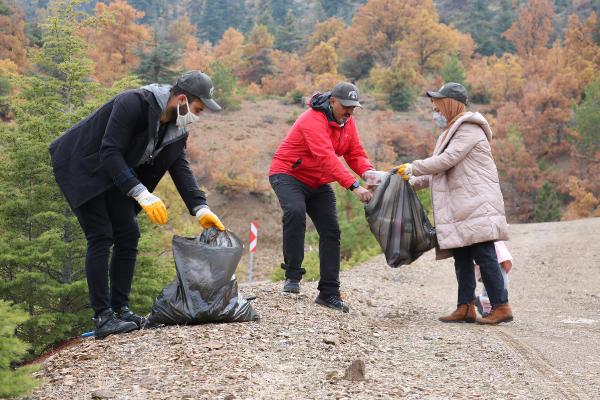 en-guzel-en-temiz-beysehir-diyerek-yola-ciktilar-temizledikleri-yerlere-gulucuk-birakiyorlar-002.jpg