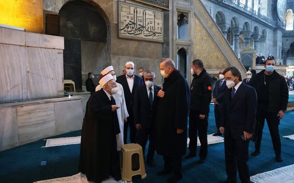 ayasofyada-cuma-namazini-mescid-i-aksa-imami-kildirdi-erdogan-ardinda-saf-tuttu-001.jpg