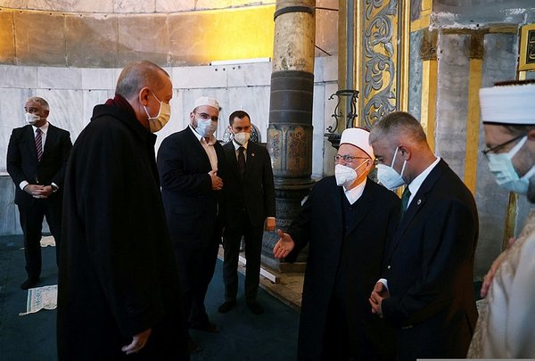 ayasofyada-cuma-namazini-mescid-i-aksa-imami-kildirdi-erdogan-ardinda-saf-tuttu.jpg