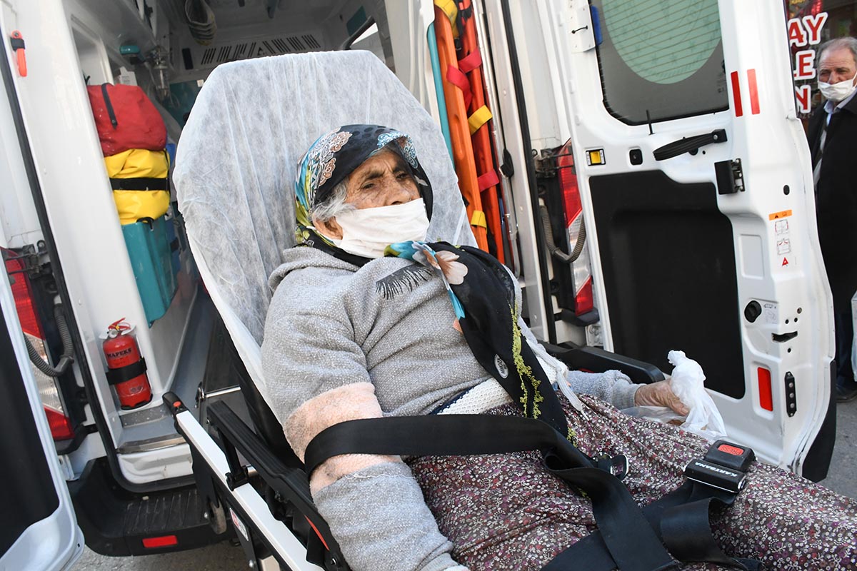 otobusun-carptigi-yasli-kadin-zorla-goturuldugu-hastanede-oldu-004.jpg