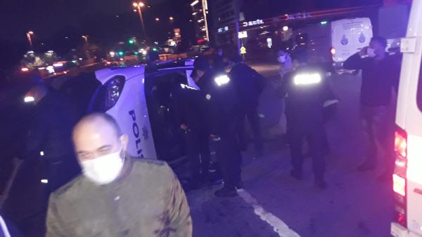 sokak-yasaginda-otomobil-polis-aracina-carpti-2-polis-ve-kadin-surucu-yarali.jpg