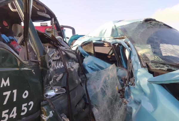 carptigi-aracin-icine-girdi-feci-kazada-1-olu-2-yarali-var.jpg