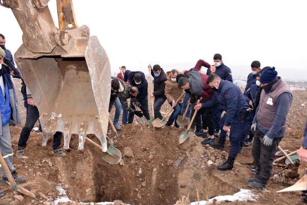 eski-kocanin-oldurdugu-kadin-ve-2-kizi-yan-yana-topraga-verildi-005.jpg