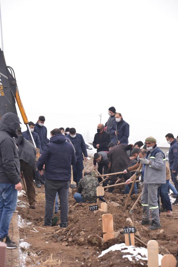 eski-kocanin-oldurdugu-kadin-ve-2-kizi-yan-yana-topraga-verildi-006.jpg